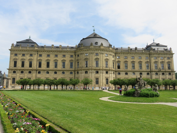 エアランゲン近郊にある世界遺産にもなっているヴュルツブルグの王宮。広大な庭園に大きな宮殿が構え、見る者を圧倒する。
