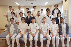 早石病院 リハビリテーション部 集合写真(前列左から3番目が筆者)