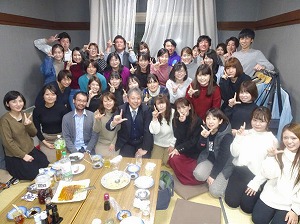 リウマチセンターメンバーを中心に開催した忘年会(一番下段の右から3番目が筆者)