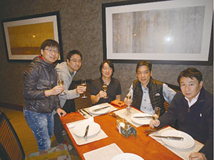 日本人研究者とサンディエゴのレストランにて。左から2番目が著者、右から2番目が淺原弘嗣教授