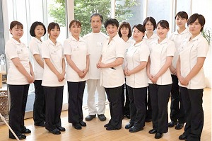 スタッフ全員(左端から4番目が筆者)