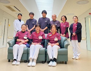 リウマチケアスタッフの仲間たち(リウマチケア看護師や薬剤師・リハビリスタッフ。前列中央が筆者。)