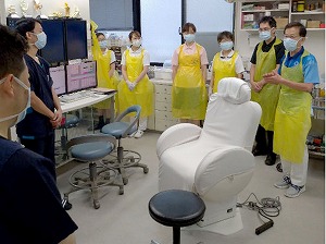 朝礼風景 向かって右から整形外科院長、内科医、執筆者、他はスタッフです。