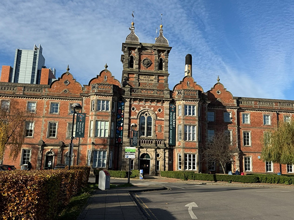 St James’s University Hospital構内にあるThackray Museum of Medicine。向かって左奥の建物がWTBB（研究棟）。